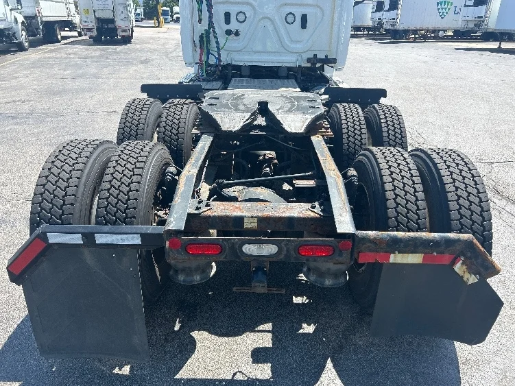 2022 Freightliner Cascadia in Sturtevant, WI — photo 6