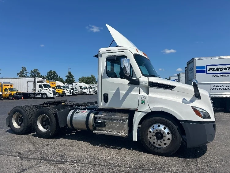 2022 Freightliner Cascadia in Sturtevant, WI — photo 8
