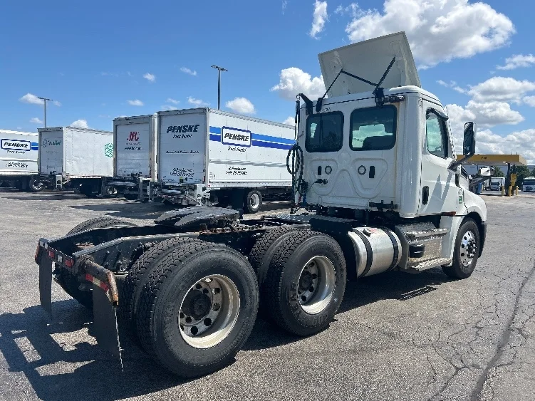 2022 Freightliner Cascadia in Sturtevant, WI — photo 7