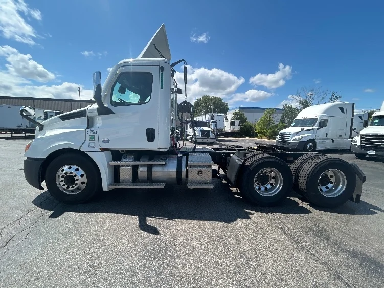 2022 Freightliner Cascadia in Sturtevant, WI — photo 4