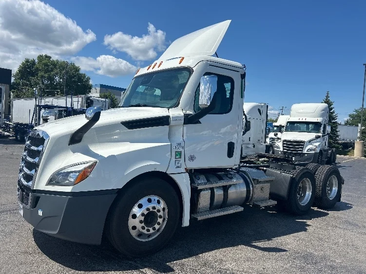 2022 Freightliner Cascadia in Sturtevant, WI — photo 3