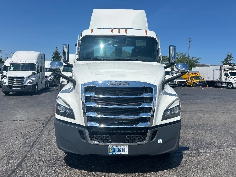 2022 Freightliner Cascadia in Sturtevant, WI — photo 2