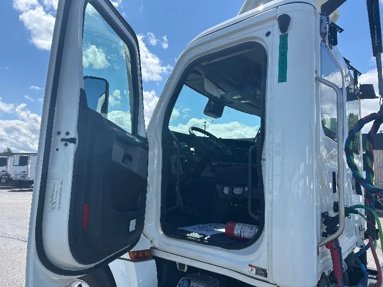 2022 Freightliner Cascadia in Sturtevant, WI — photo 9