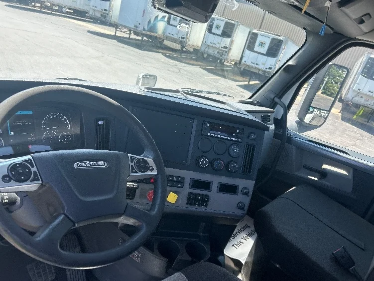 2022 Freightliner Cascadia in Sturtevant, WI — photo 10