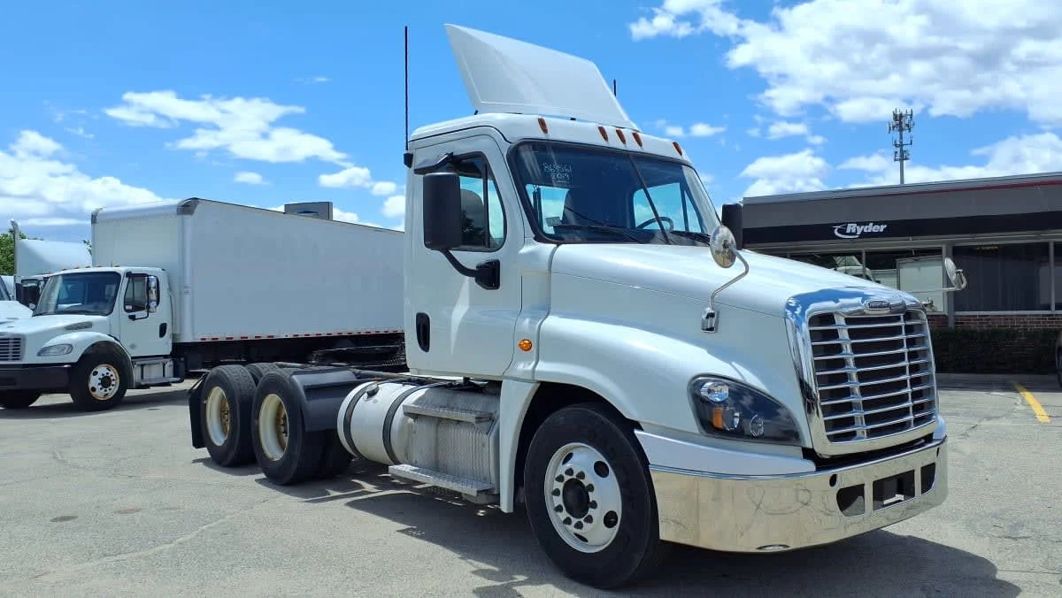 2019 Freightliner Cascadia in Warwick, RI — photo 3