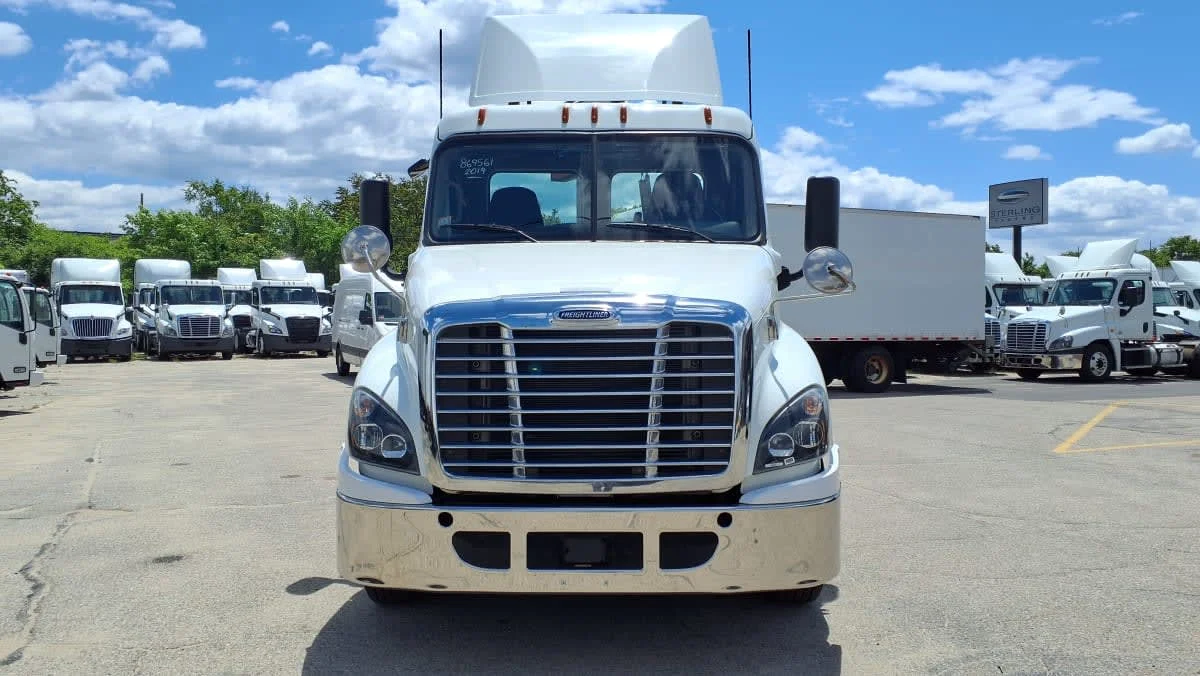 2019 Freightliner Cascadia in Warwick, RI — photo 2