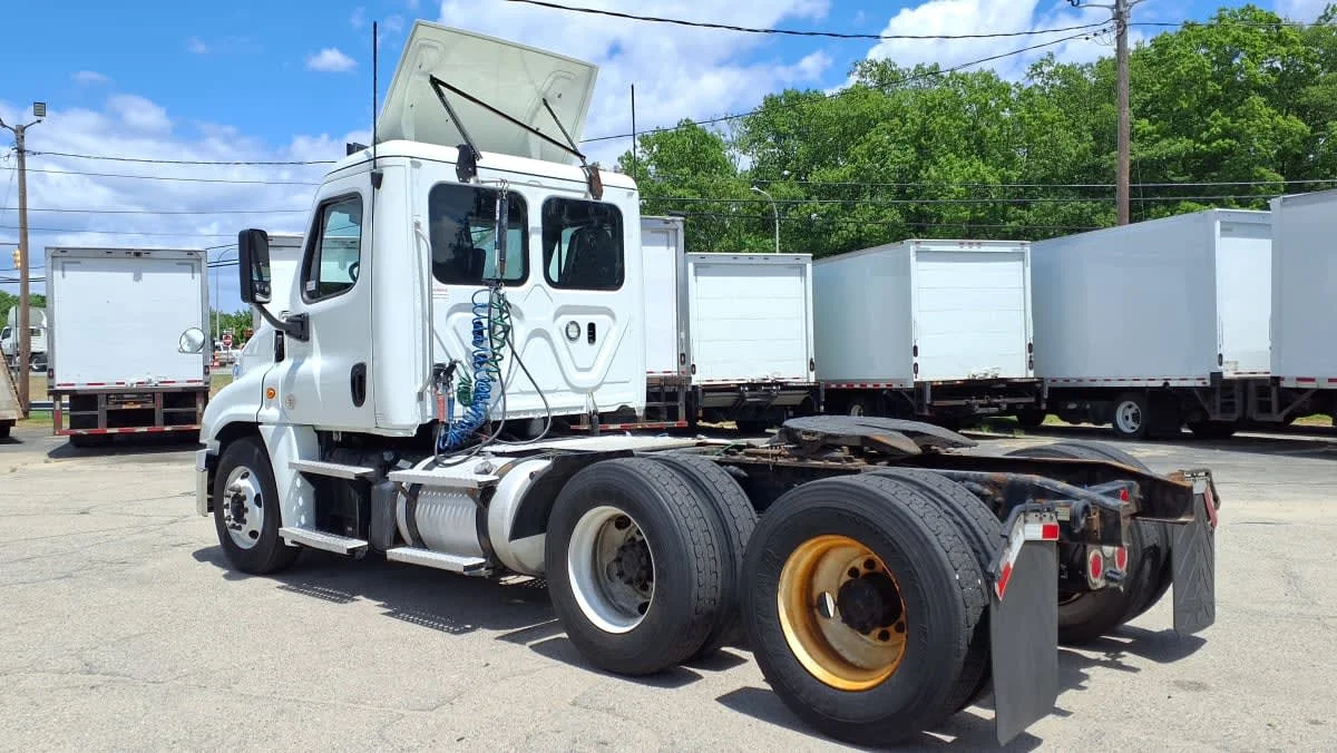 2019 Freightliner Cascadia in Warwick, RI — photo 6