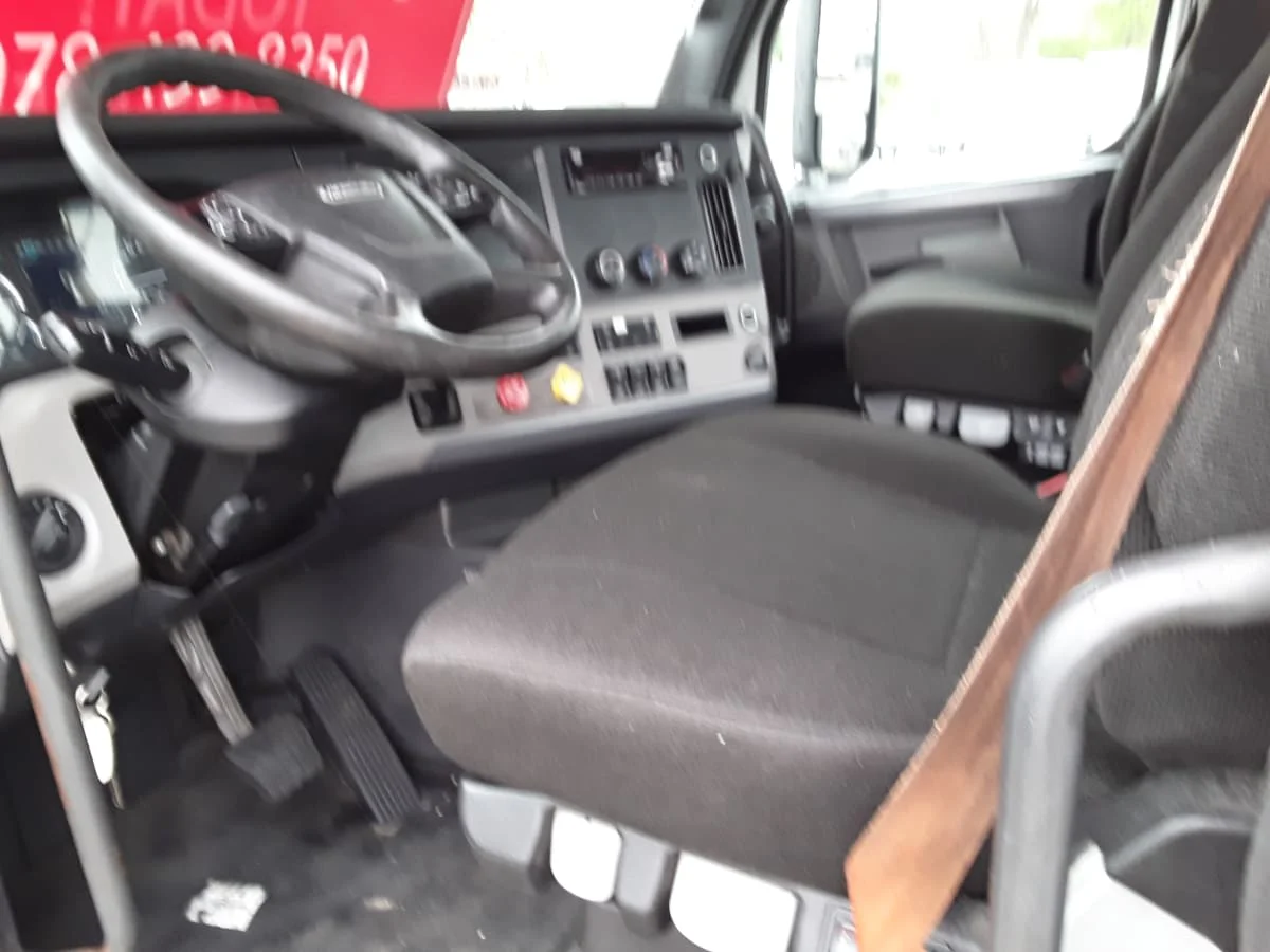 2021 Freightliner Cascadia - image 7