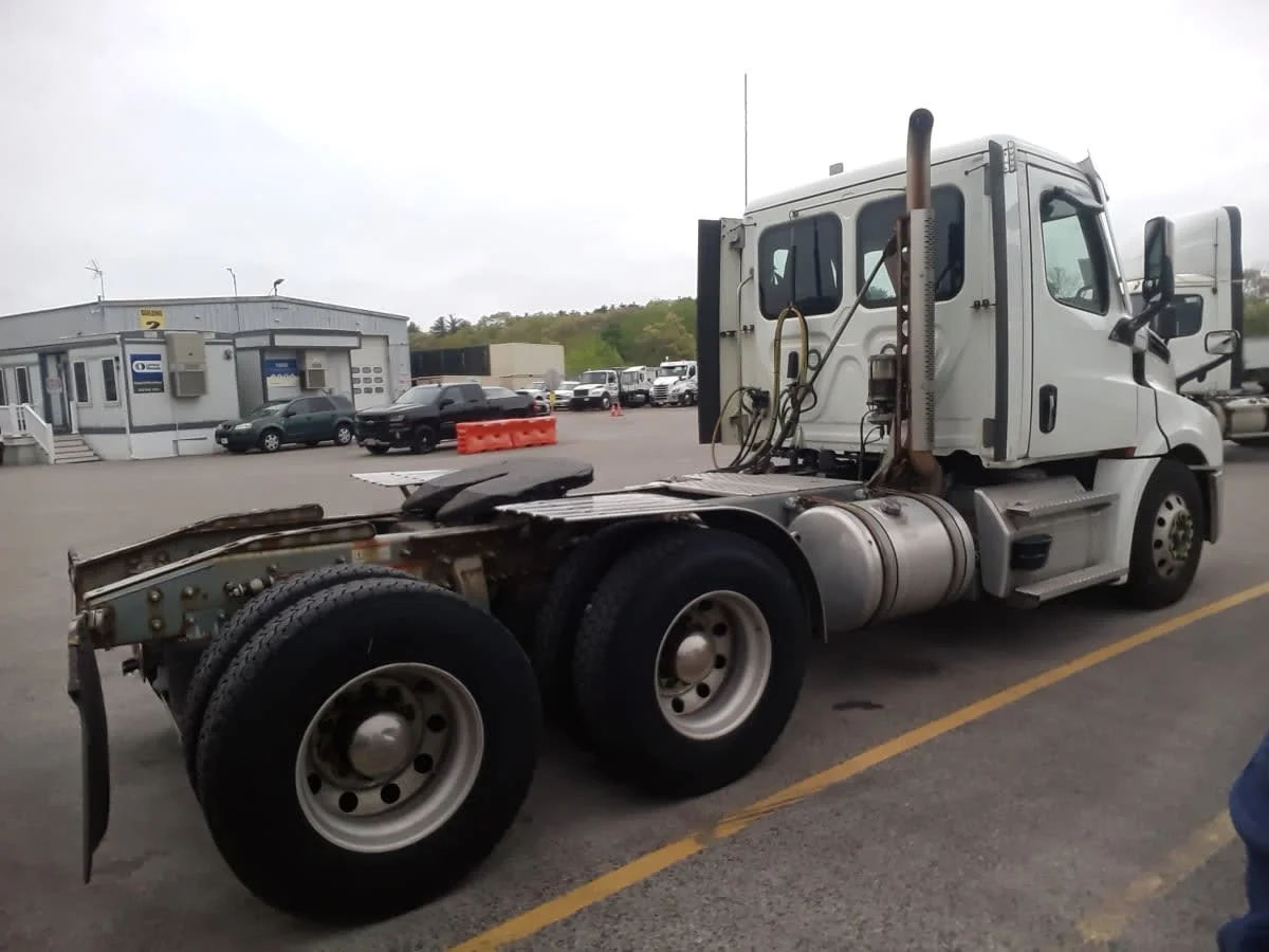 2021 Freightliner Cascadia - image 4