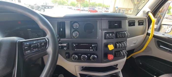 2023 Peterbilt 567 — photo 18