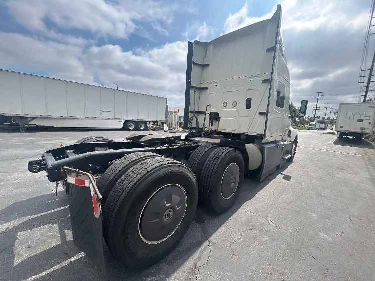 2023 International LT - image 7