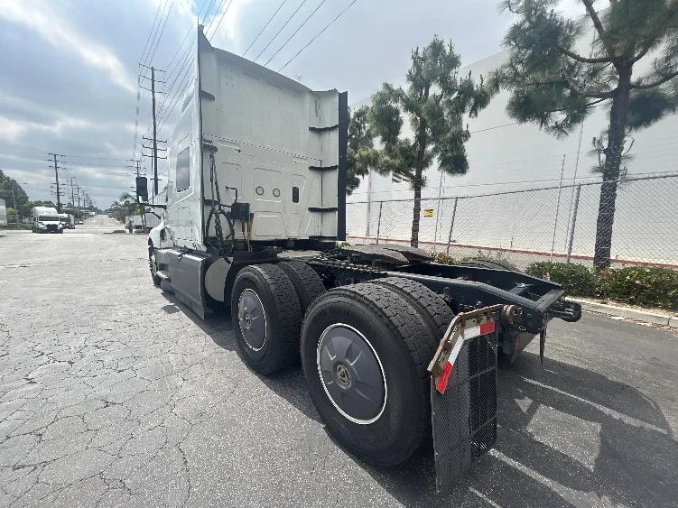 2023 International LT - image 5