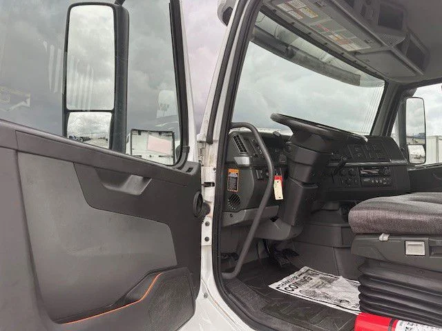 2018 Volvo VNR 640 - image 10