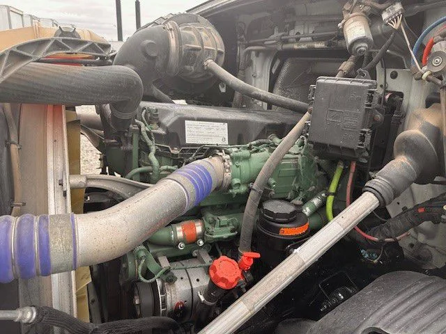 2018 Volvo VNR 640 - image 23