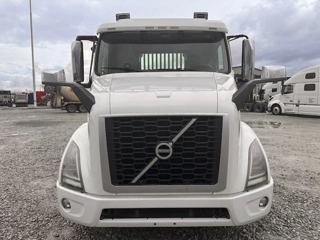 2018 Volvo VNR 640 - image 2