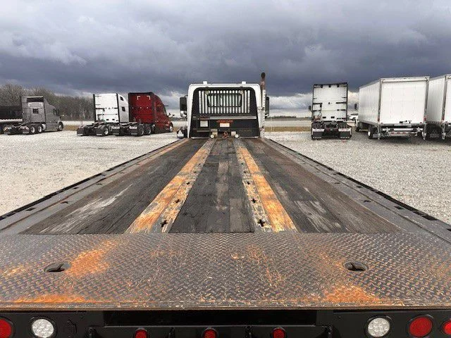 2018 Volvo VNR 640 - image 7