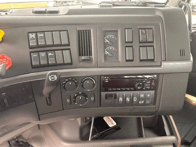 2018 Volvo VNR 640 - image 14