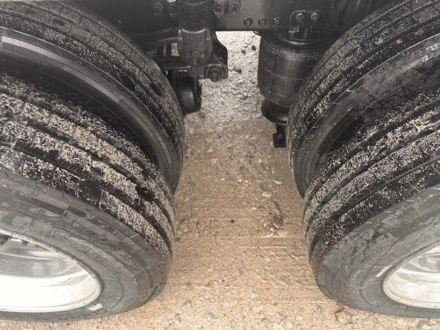 2018 Volvo VNR 640 - image 18