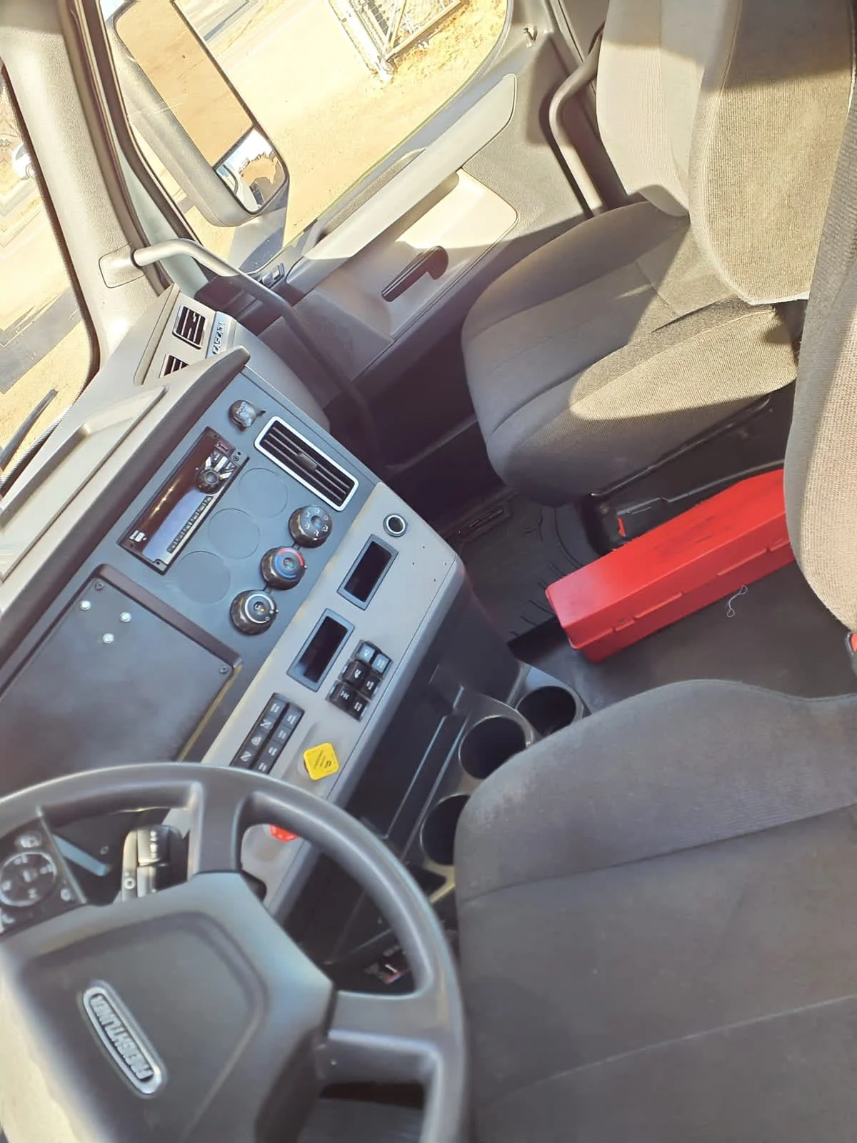 2019 Freightliner Cascadia - image 7