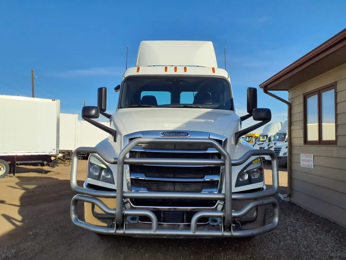 2019 Freightliner Cascadia - image 2