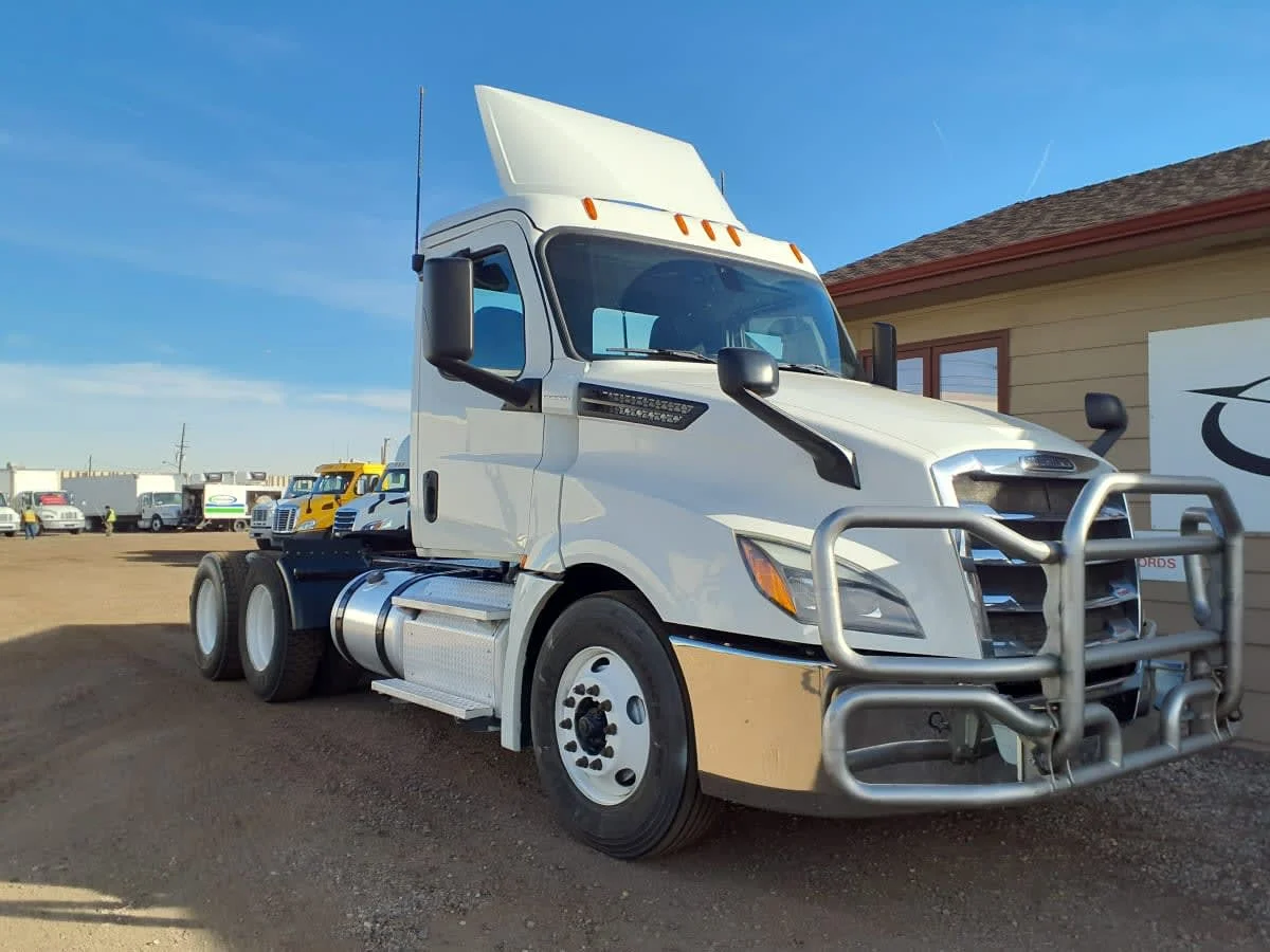 2019 Freightliner Cascadia - image 3