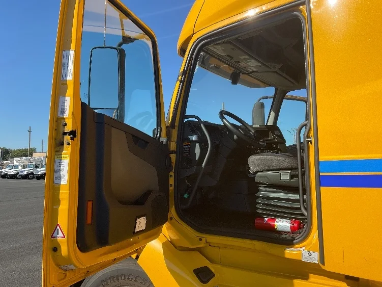 2022 Volvo VNL 760 - image 9