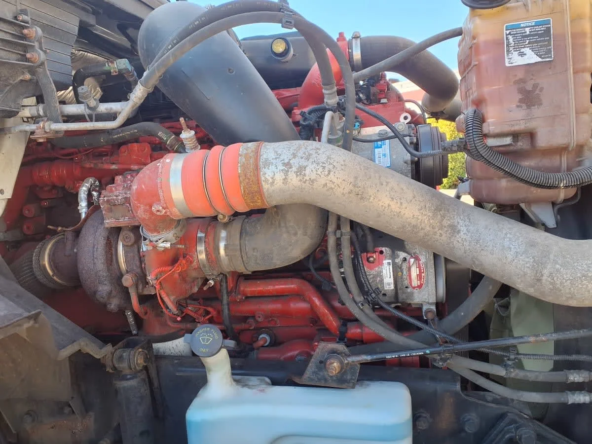 2021 International LT - image 9