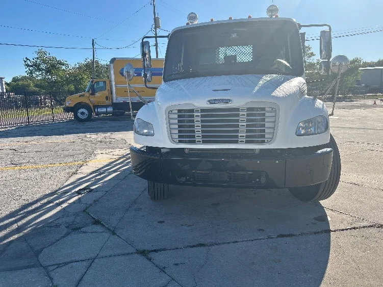 2018 Freightliner M2 106 - image 2