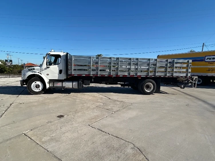 2018 Freightliner M2 106 - image 4