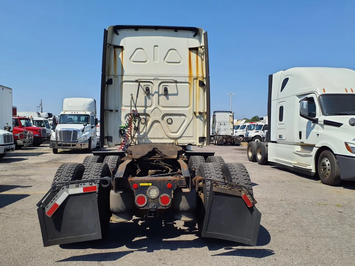 2020 Freightliner Cascadia - image 5