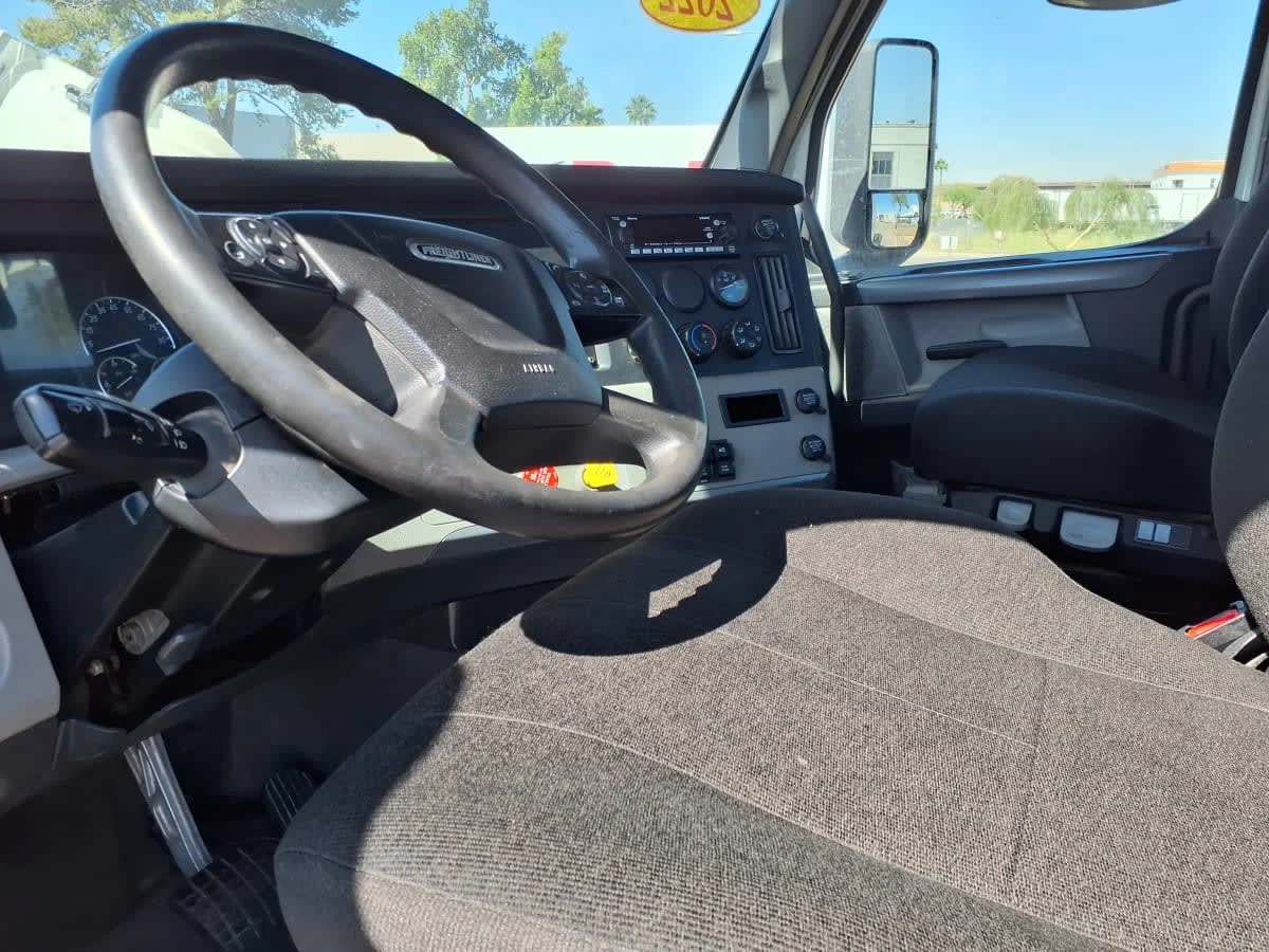 2022 Freightliner Cascadia in Phoenix, AZ — photo 7