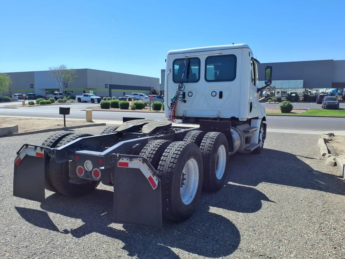 2022 Freightliner Cascadia in Phoenix, AZ — photo 4