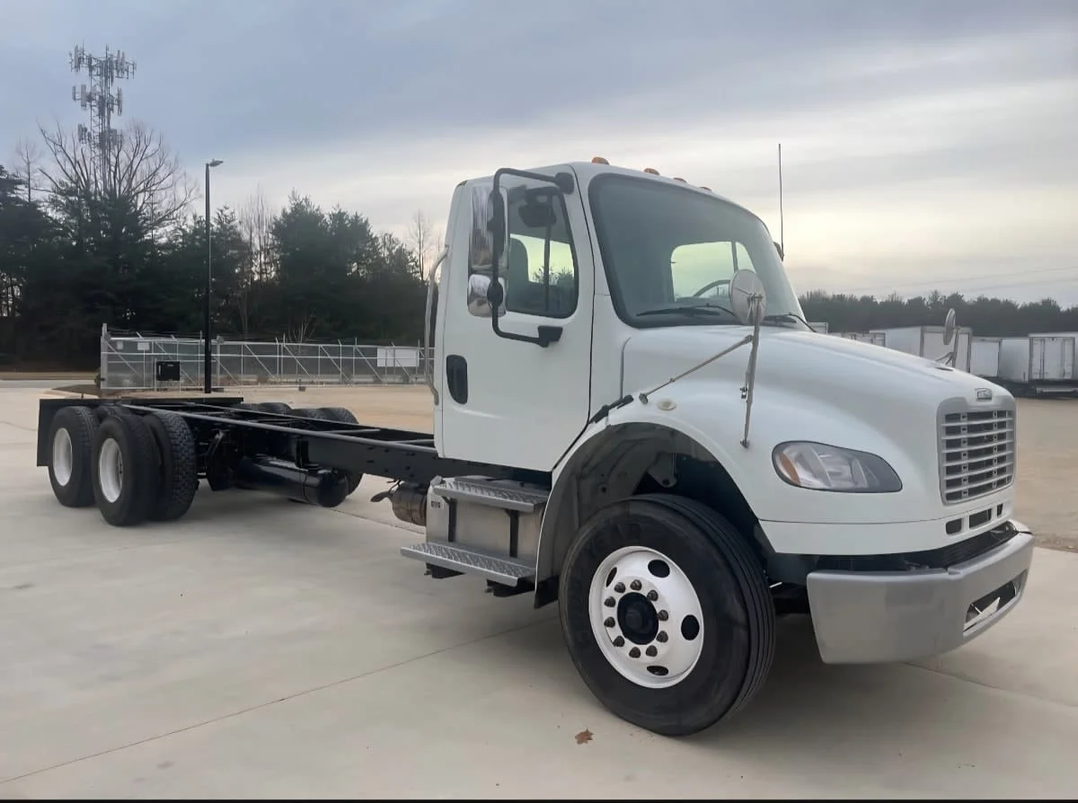 2019 Freightliner M2 106 - image 3