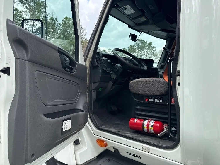 2023 International LT - image 9