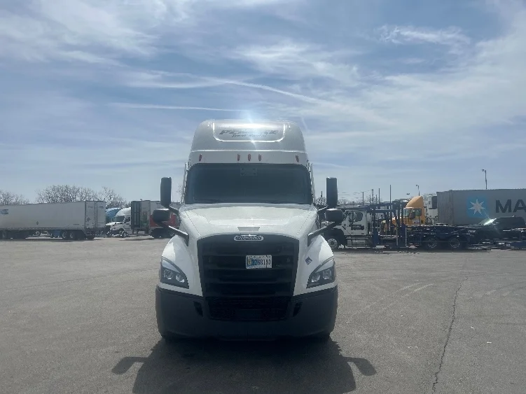2023 Freightliner Cascadia - image 2