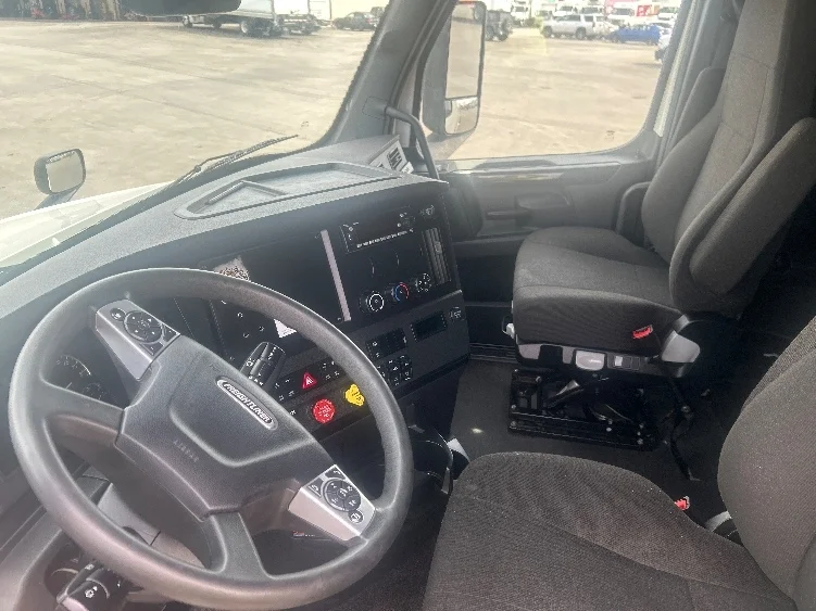 2023 Freightliner Cascadia - image 10