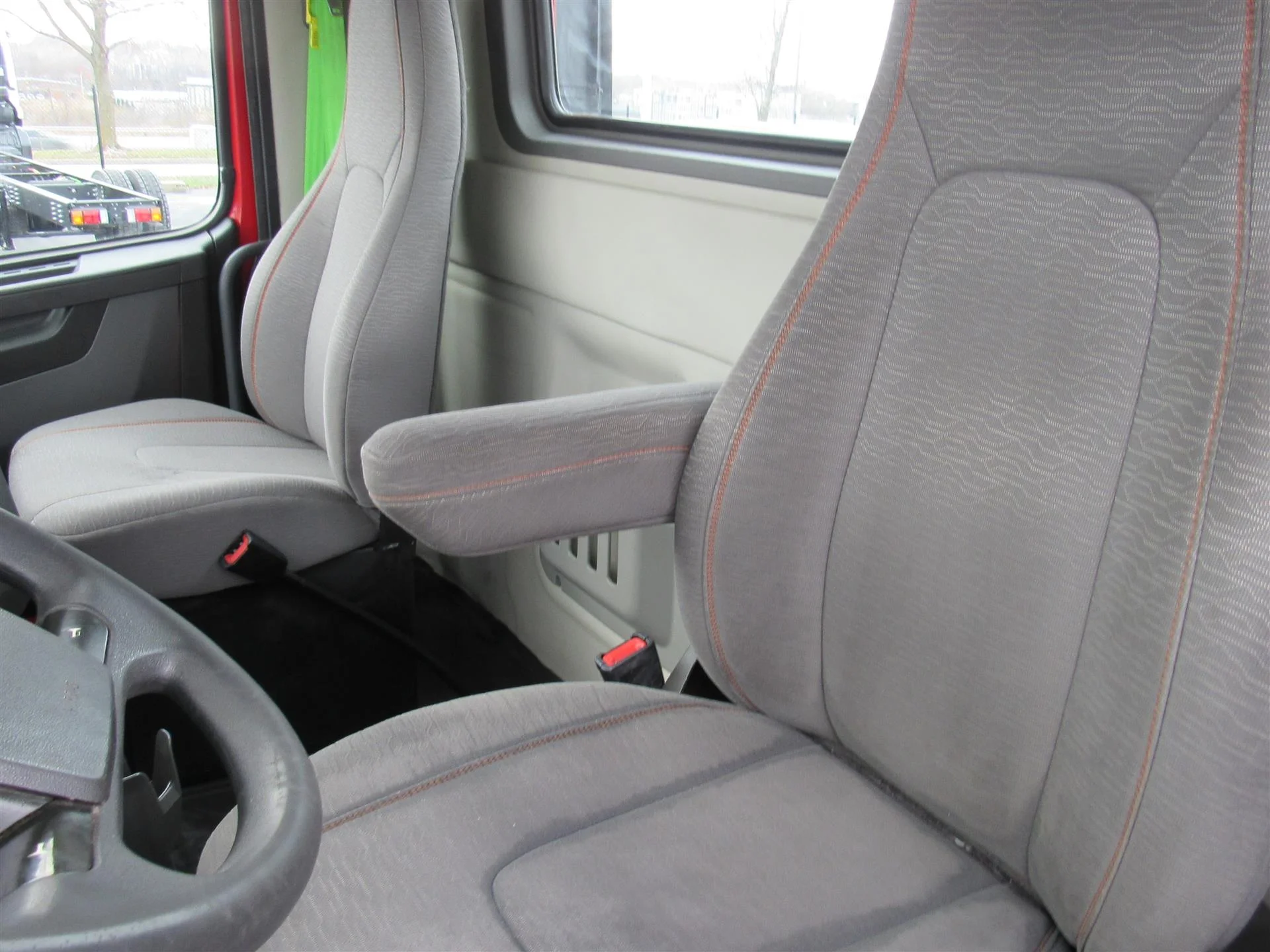 2021 Volvo VNR 640 - image 15