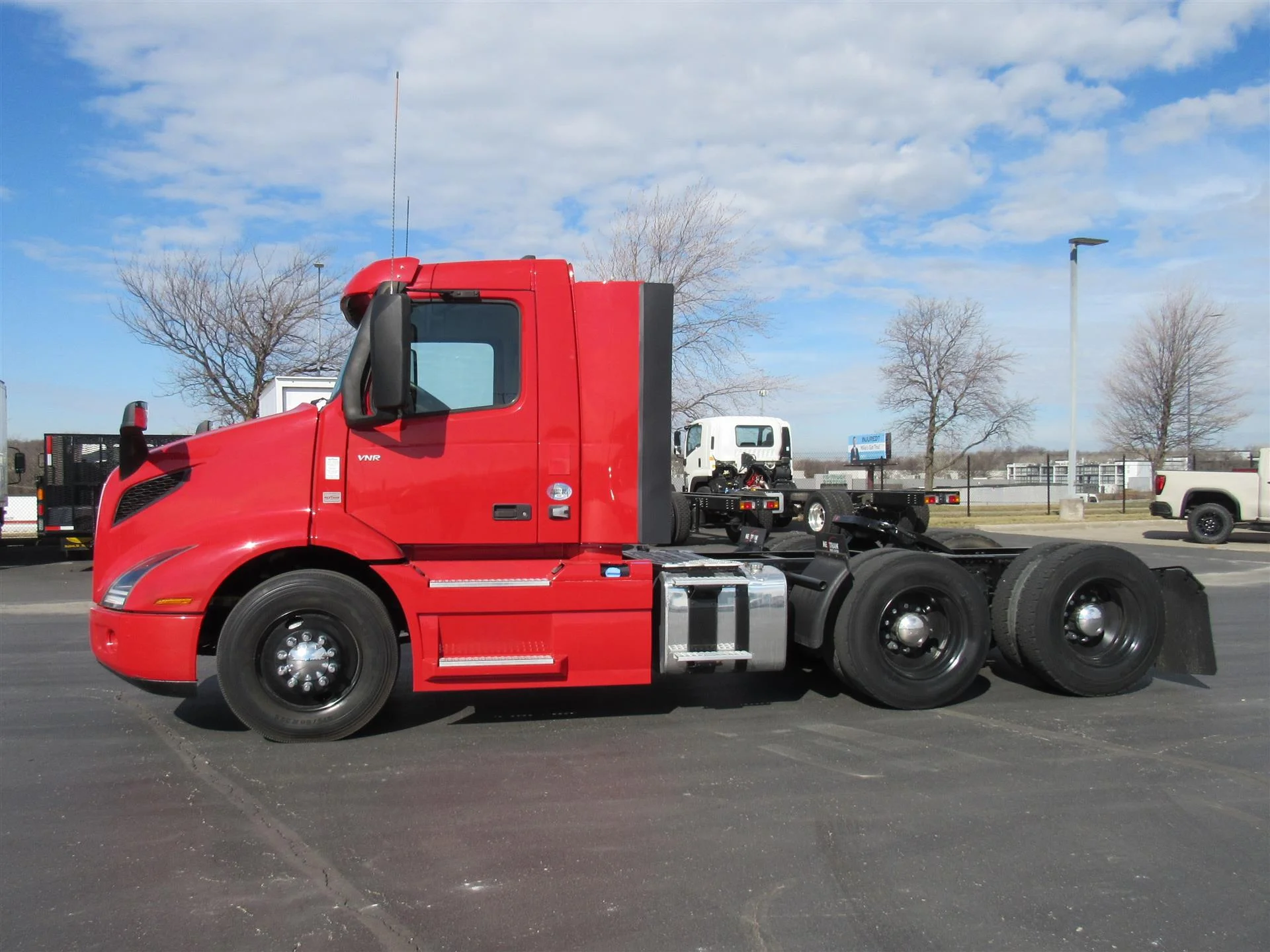 2021 Volvo VNR 640 - image 2
