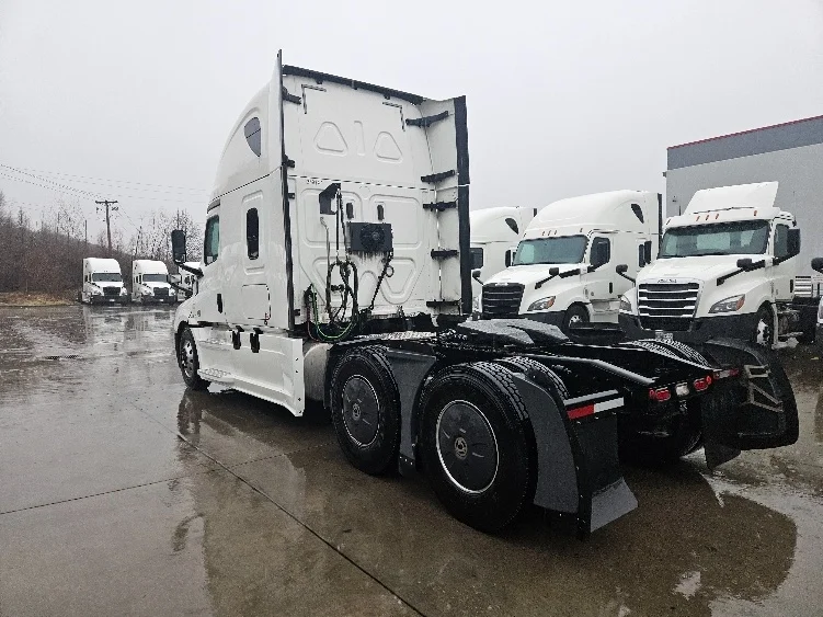 2020 Freightliner Cascadia - image 5