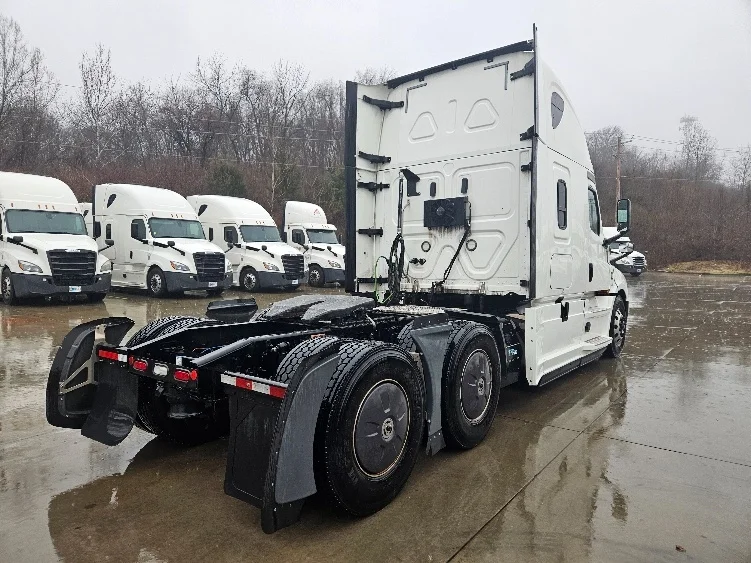 2020 Freightliner Cascadia - image 7