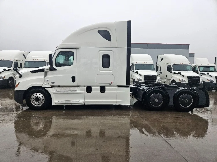 2020 Freightliner Cascadia - image 4
