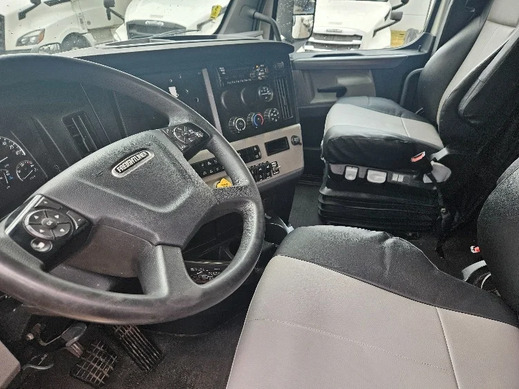 2020 Freightliner Cascadia - image 10