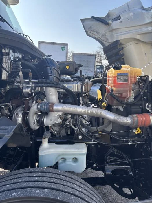 2019 International LT - image 12