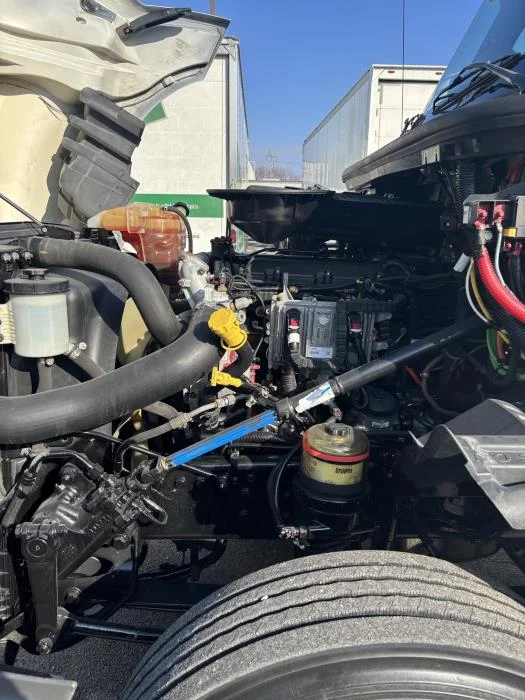 2019 International LT - image 11