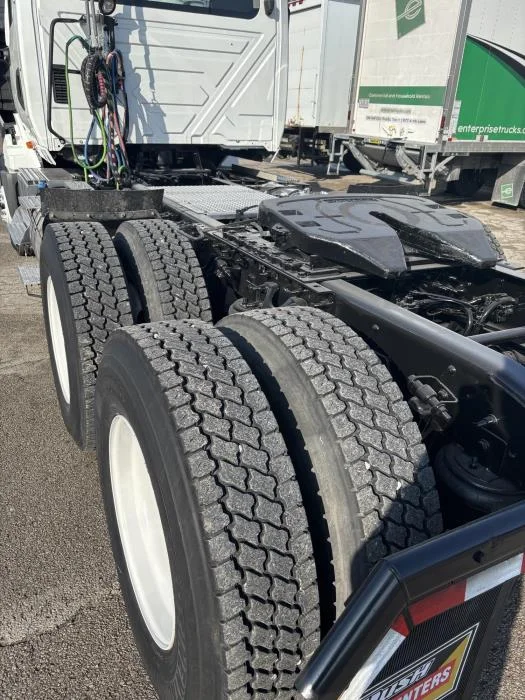 2019 International LT - image 17