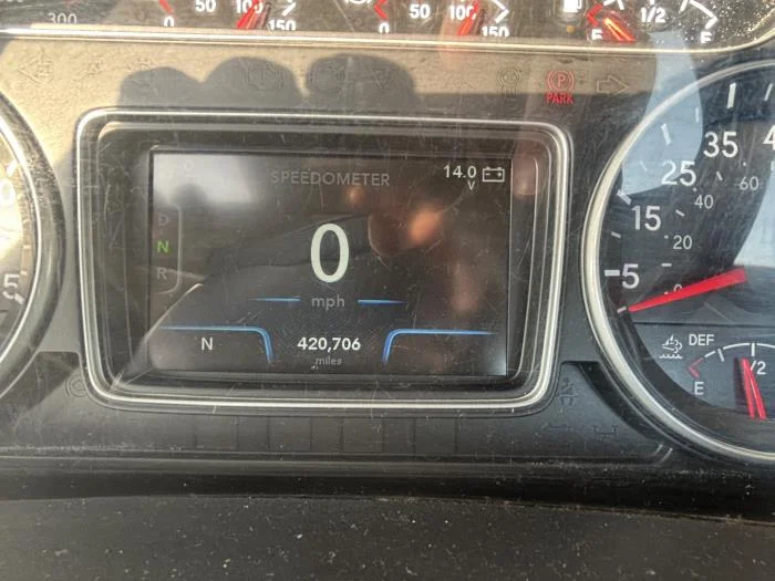 2019 International LT - image 13