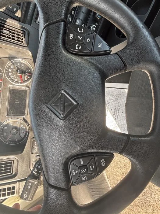 2019 International LT - image 10