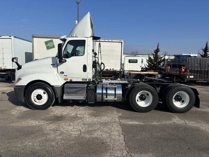 2019 International LT - image 3