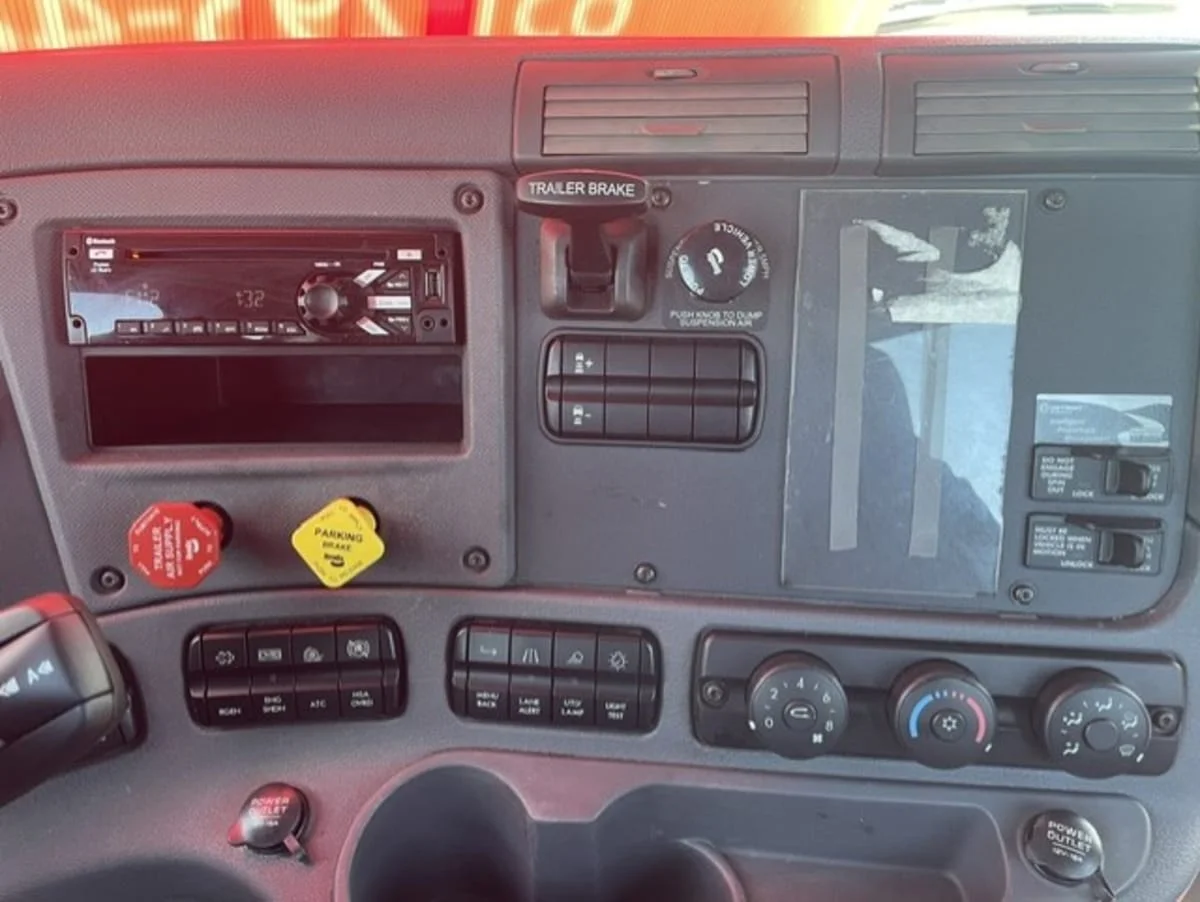 2018 Freightliner Cascadia - image 10