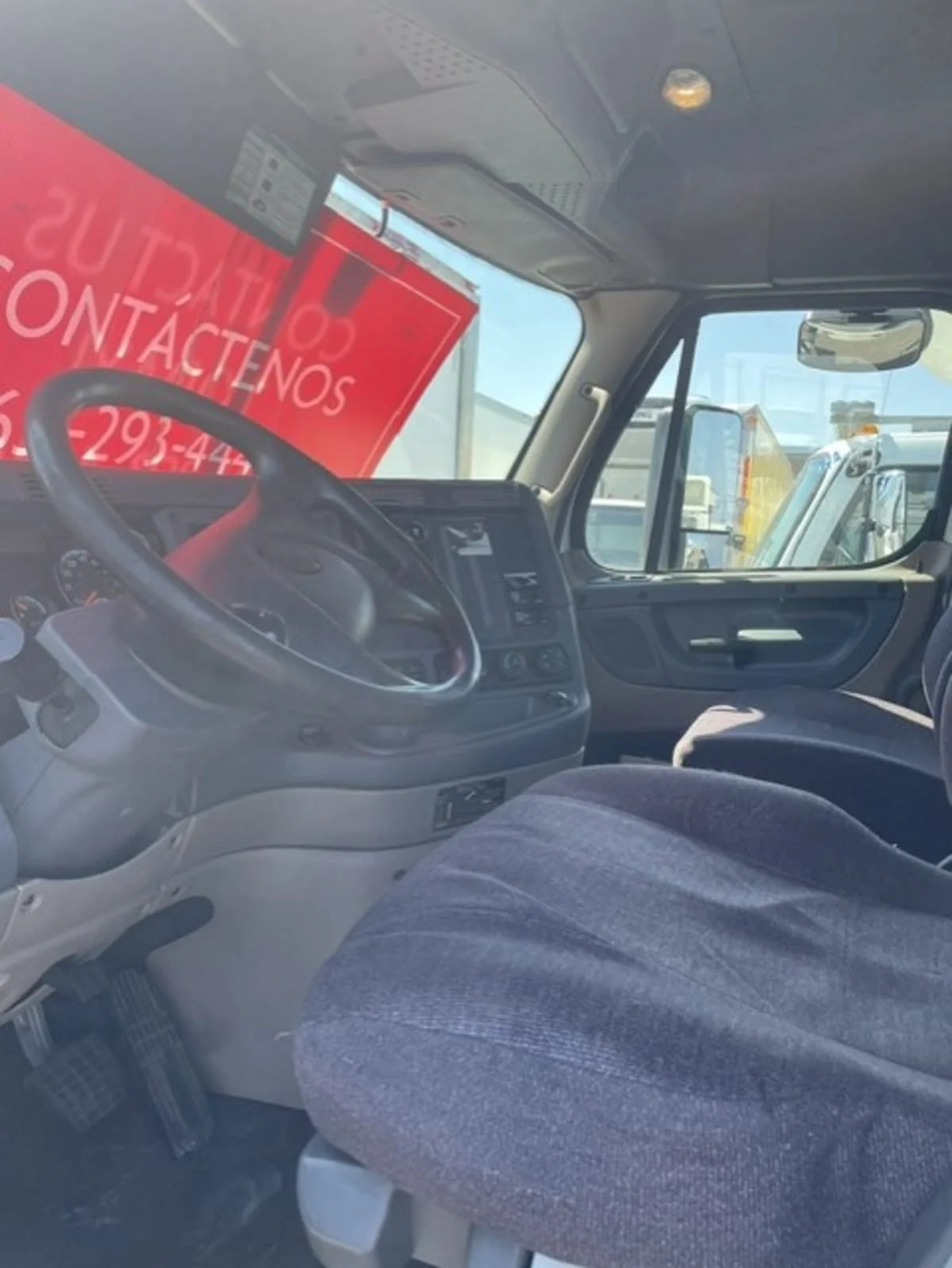 2018 Freightliner Cascadia - image 7